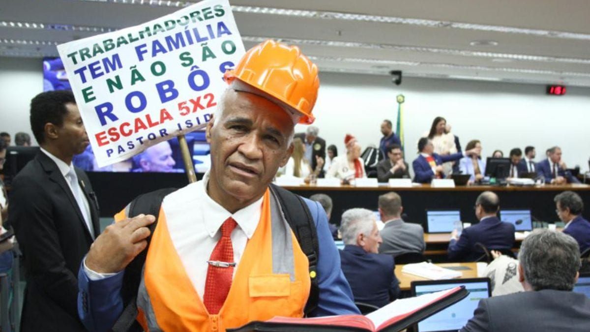 Com Bíblia na mão, deputado celebra fim da 6x1 para trabalhadores: 'Fazer sexo em paz'