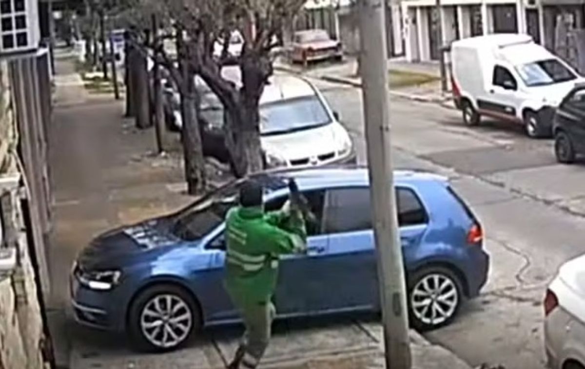 Gari impede roubo de carro agredindo criminosos com vassoura; vídeo