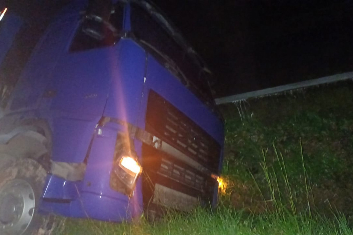 Caminhão carregado com laticínios tomba e sofre saque na BR-101, em Ipojuca