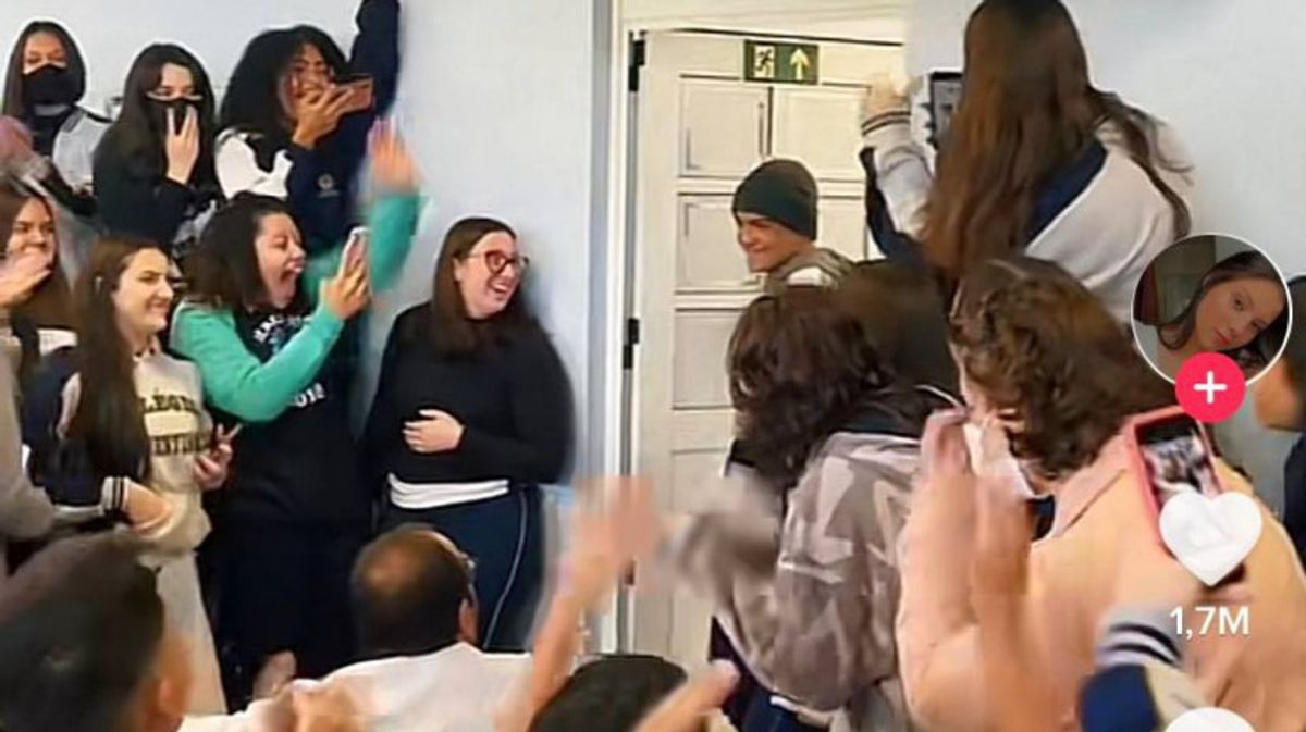 Estudantes gravam vídeo raspando a cabeça em homenagem a colega com câncer