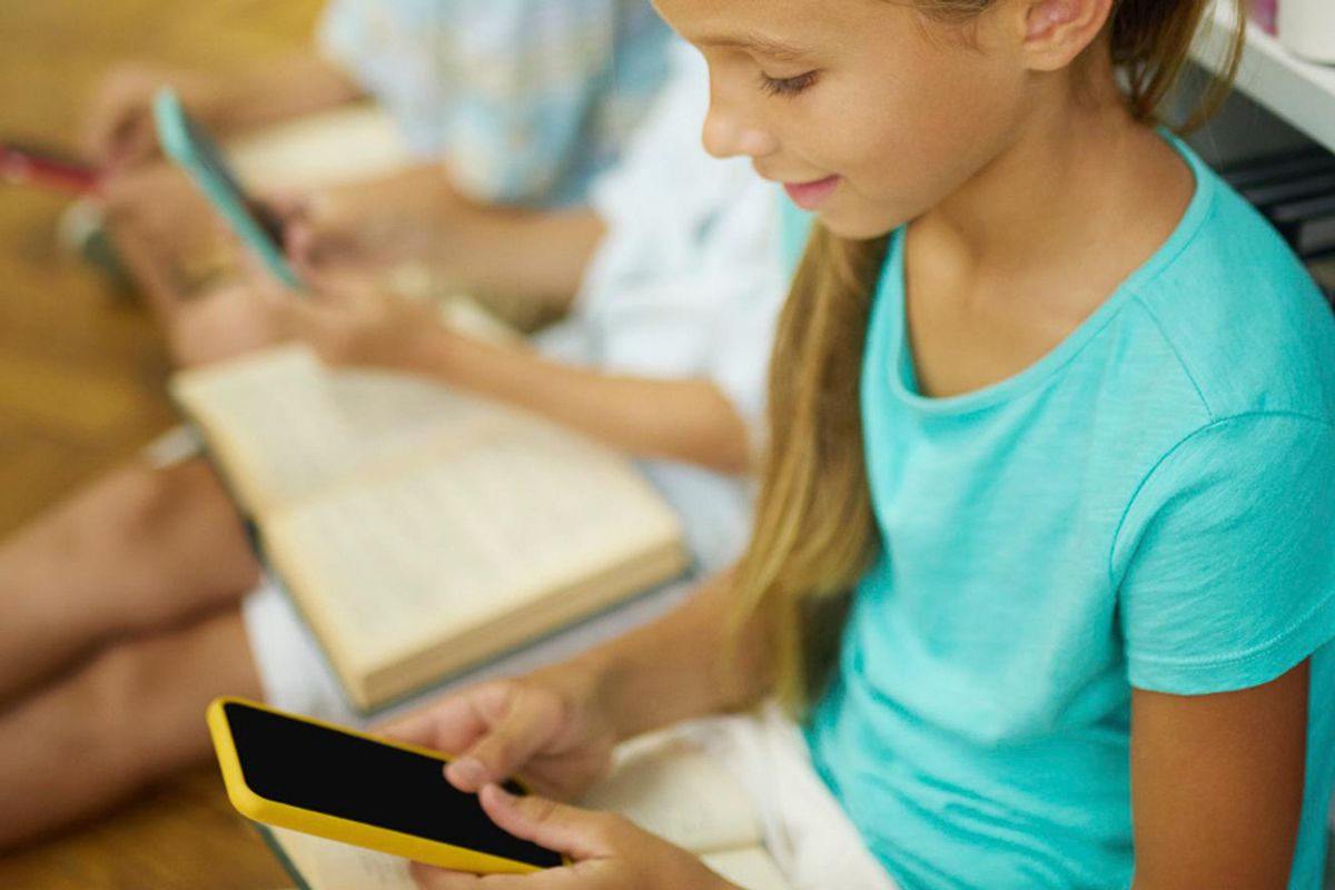 Sancionada lei que restringe uso de celular em escolas de todo o país