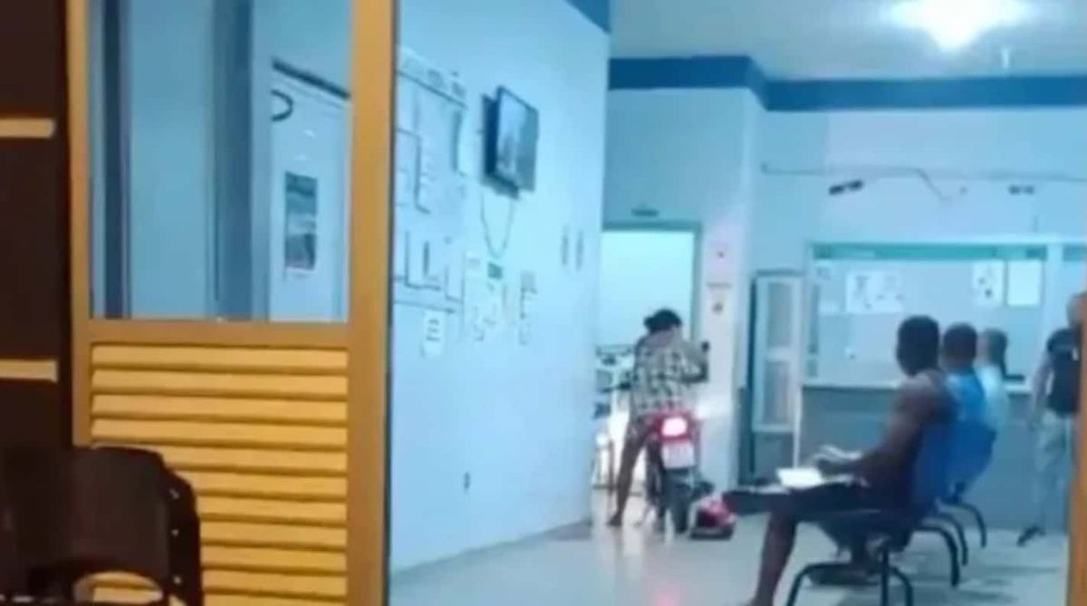 VÍDEO – Mulher invade UPA de moto para acordar médicos que estavam dormindo