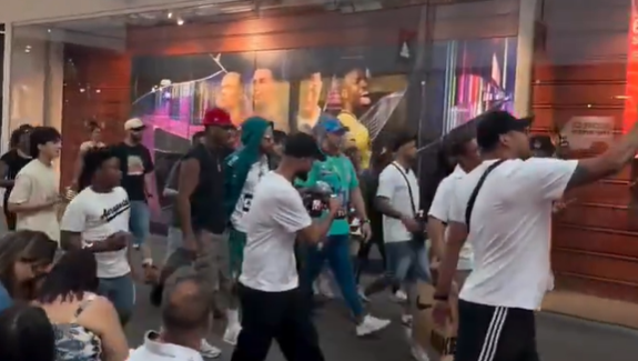 Sósia de Neymar engana torcedores e para shopping nos Estados Unidos; veja