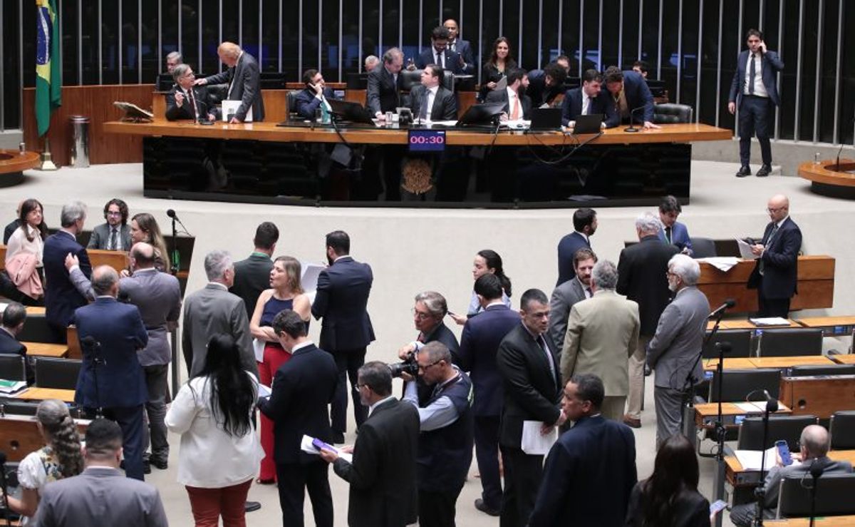 Câmara aprova em dois turnos fim da escala 6x1 com jornada máxima de 40 horas semanais