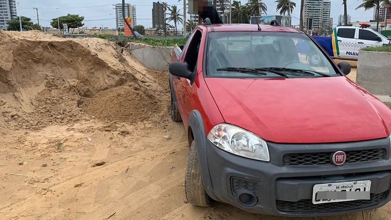 Homem é notificado por crime ambiental após retirar areia da Praia de Atalaia