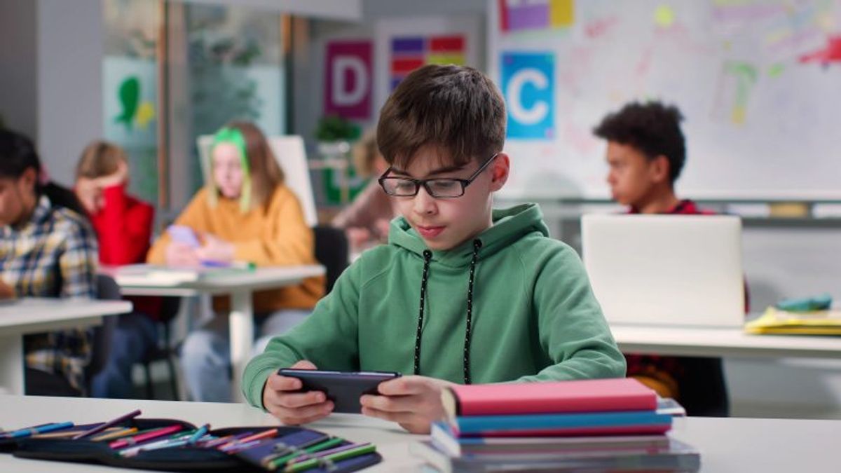 Sancionada lei que proíbe o uso de celular em escolas