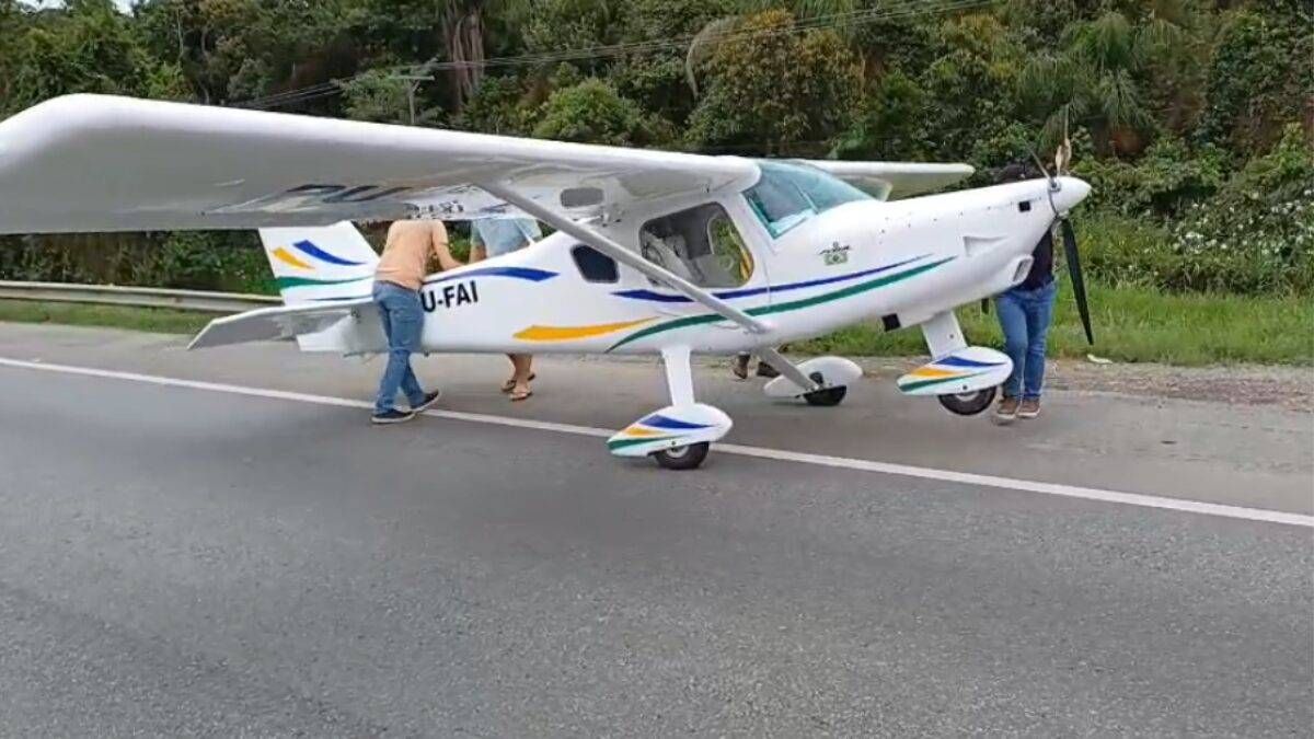 Avião monomotor realiza pouso forçado na BR-101 em Santa Catarina