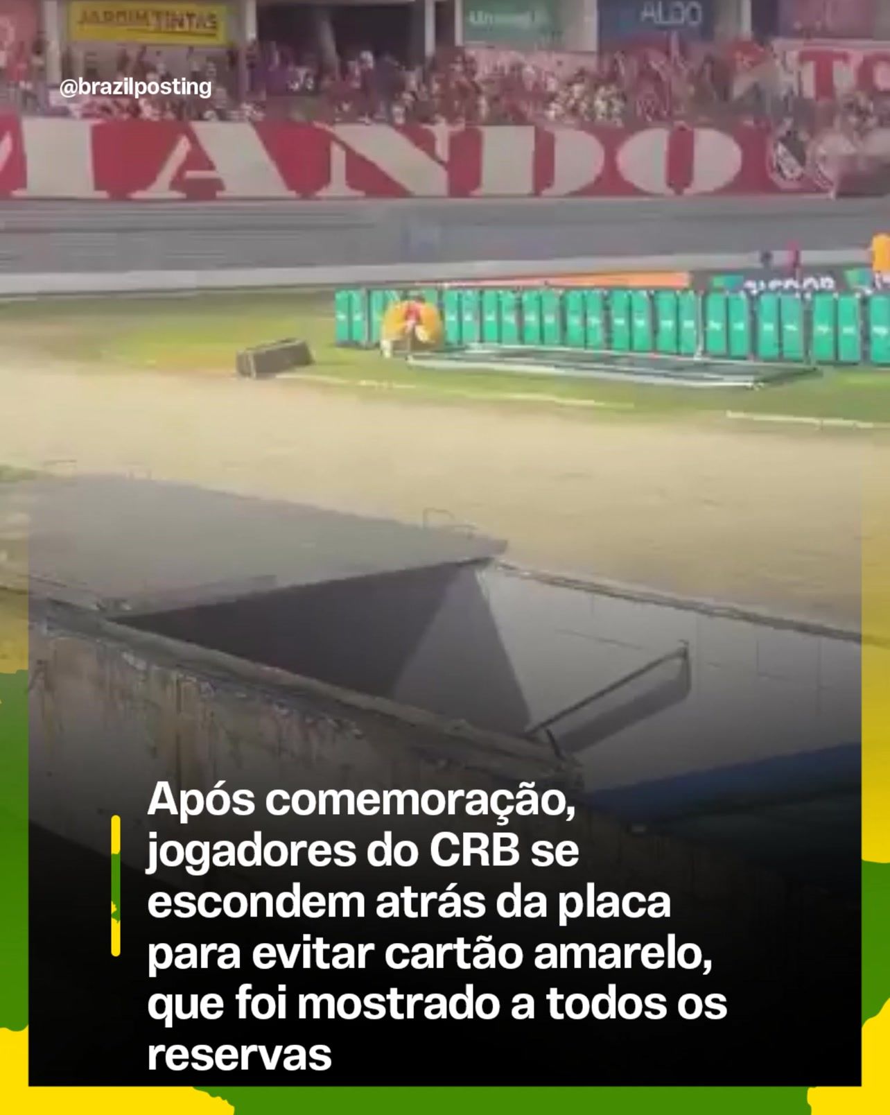 Reservas do CRB se escondem atrás de placa de publicidade pra fugir de cartão amarelo, mas árbitro amarela os 12