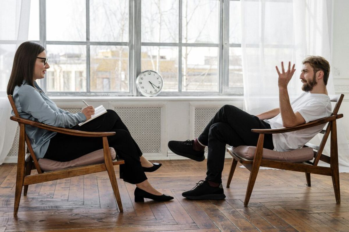 O que a psicologia diz sobre pessoas que costumam andar com as mãos para trás