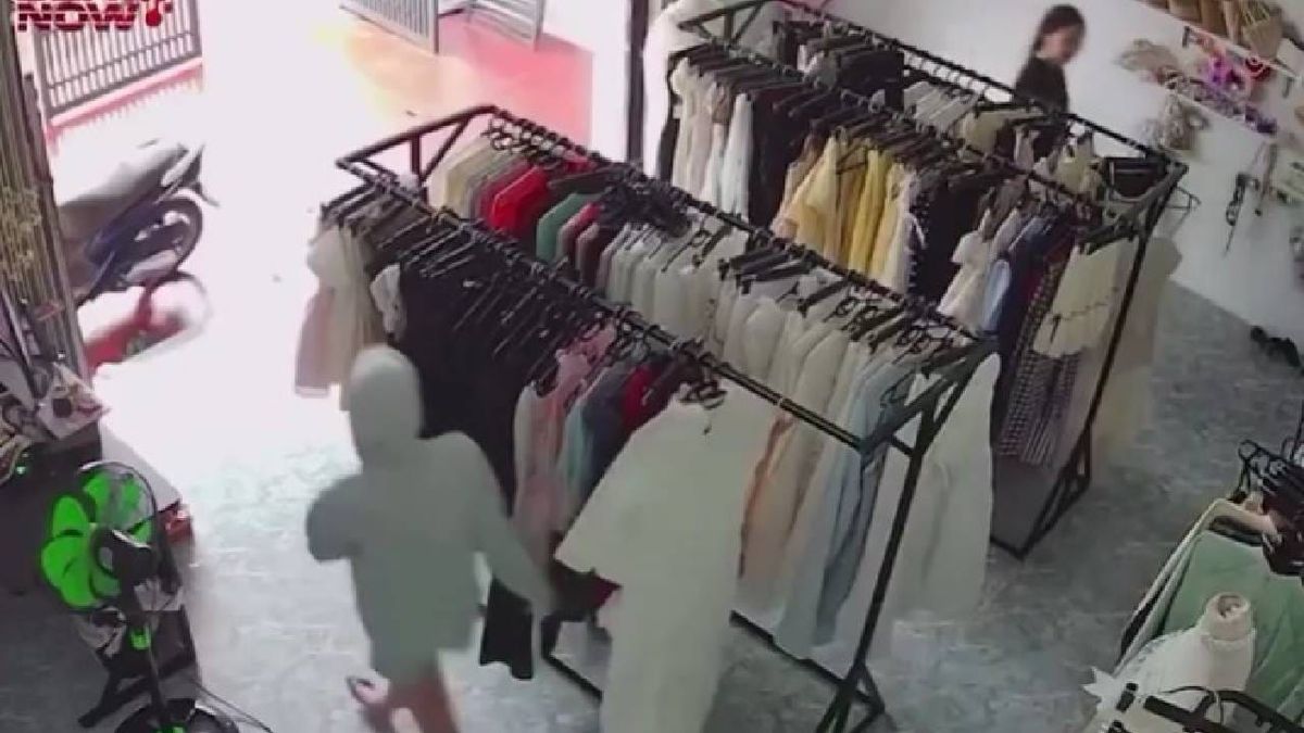 Viral Store Video From Vietnam Shows Customer and Saleswoman Repeatedly Missing Each Other