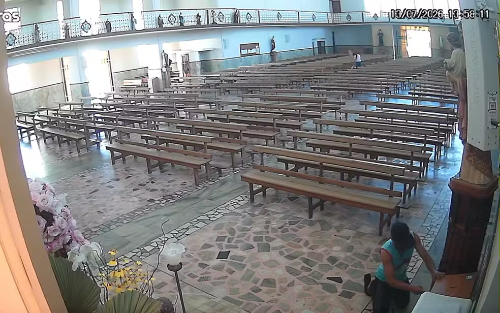 Homem é flagrado furtando dinheiro de caixa de doações dentro de igreja em MG