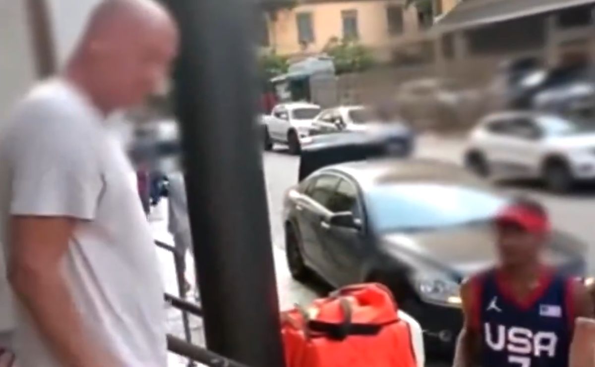 VÍDEO: motoboy dá ''bronca'' em inglês após cliente demorar para pegar pedido