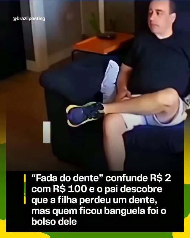 Homem de camiseta preta e shorts, sentado em um sofá, segurando uma cédula de dinheiro e olhando confuso para um dente de leite na mão.