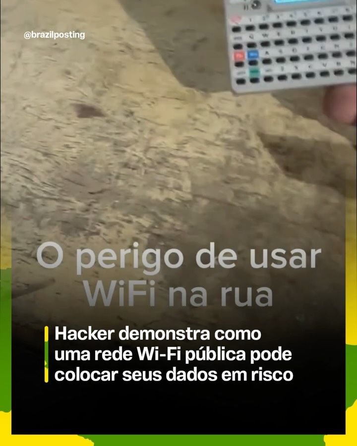 Pessoa segurando um dispositivo com uma tela de cores e RGB acima de uma superfície de mármore claro, mostrando interface de controle de configurações.