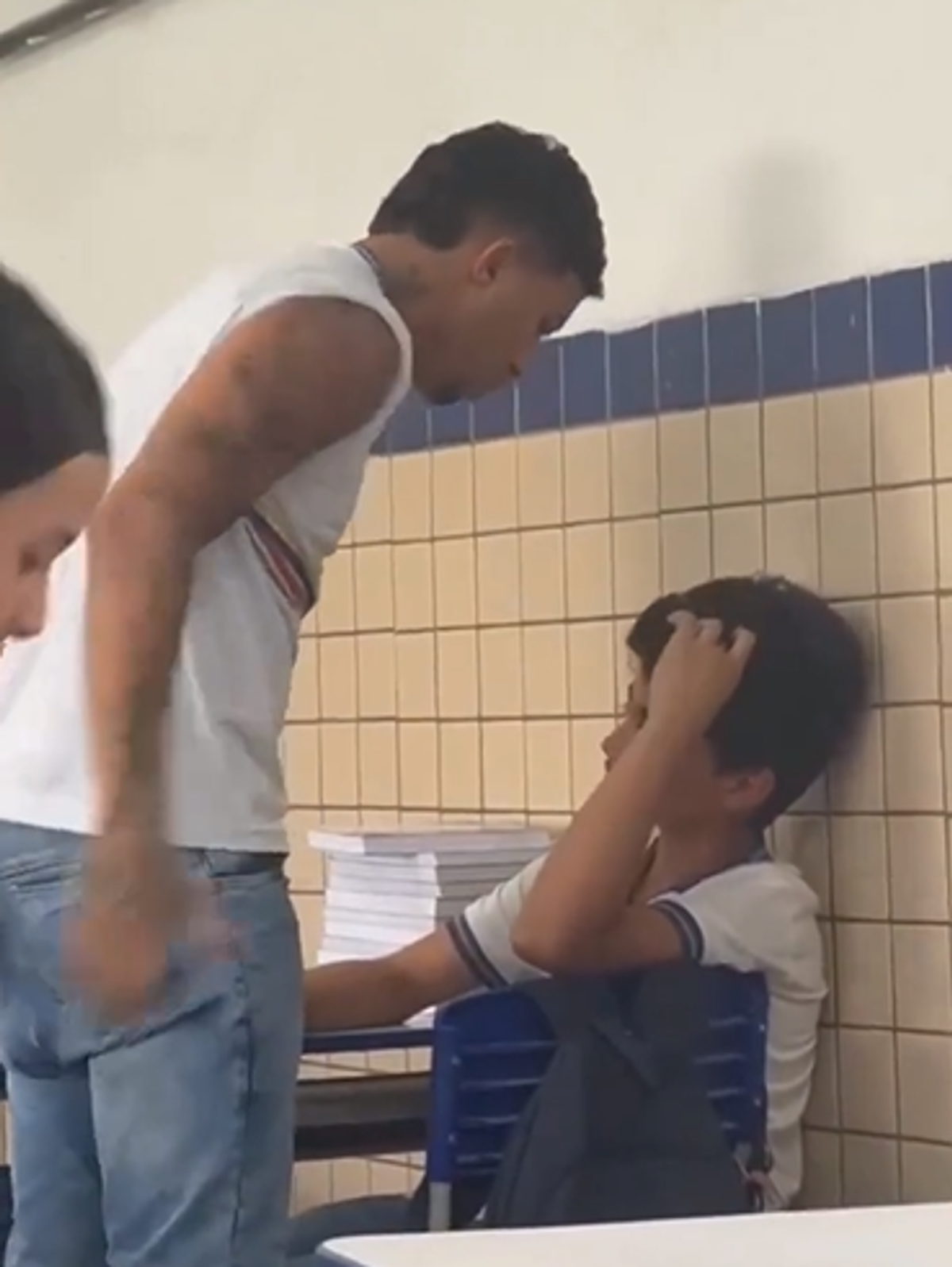Vídeo: Adolescente é apreendido após agredir colega dentro de escola em Pernambuco