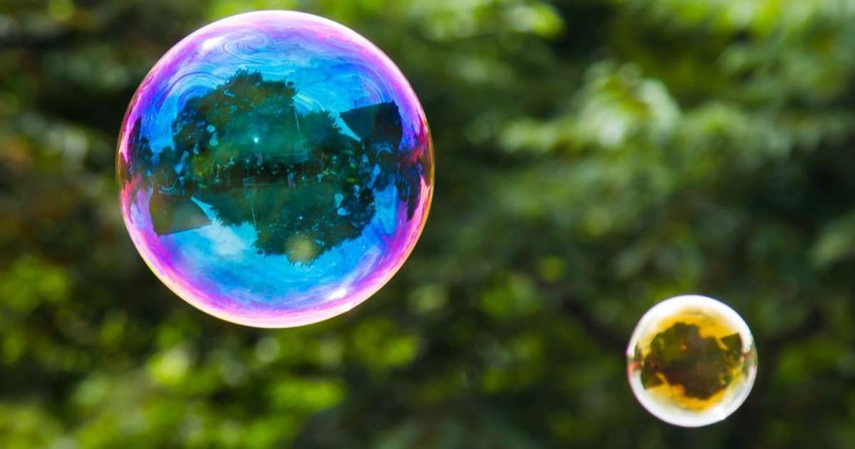 Os fascinantes segredos da Física que se escondem em bolhas coloridas de sabão