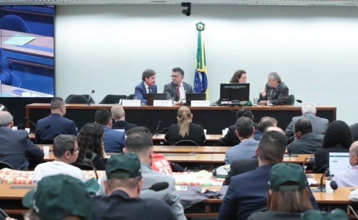 Com apoio de 176 deputados, emenda propõe adiar fim da escala 6x1 até 2036