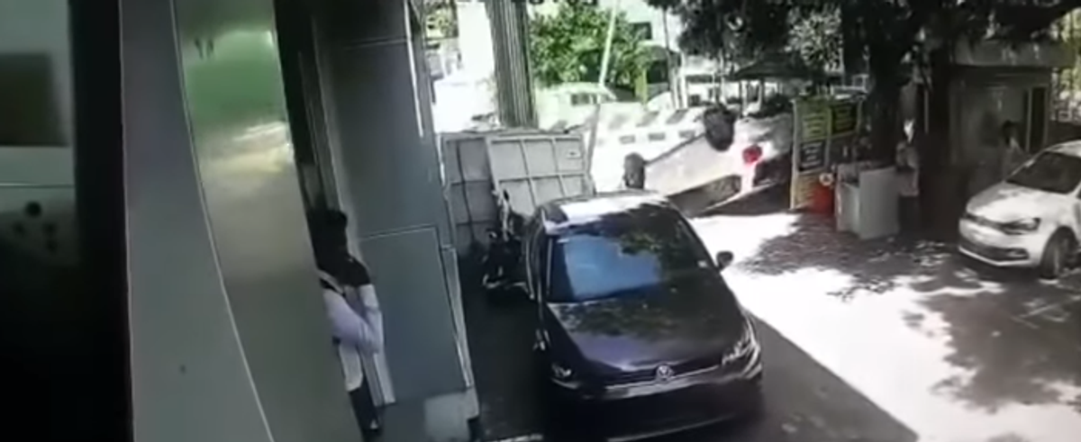 Vídeo: homem capota o carro zero KM ao sair da concessionária