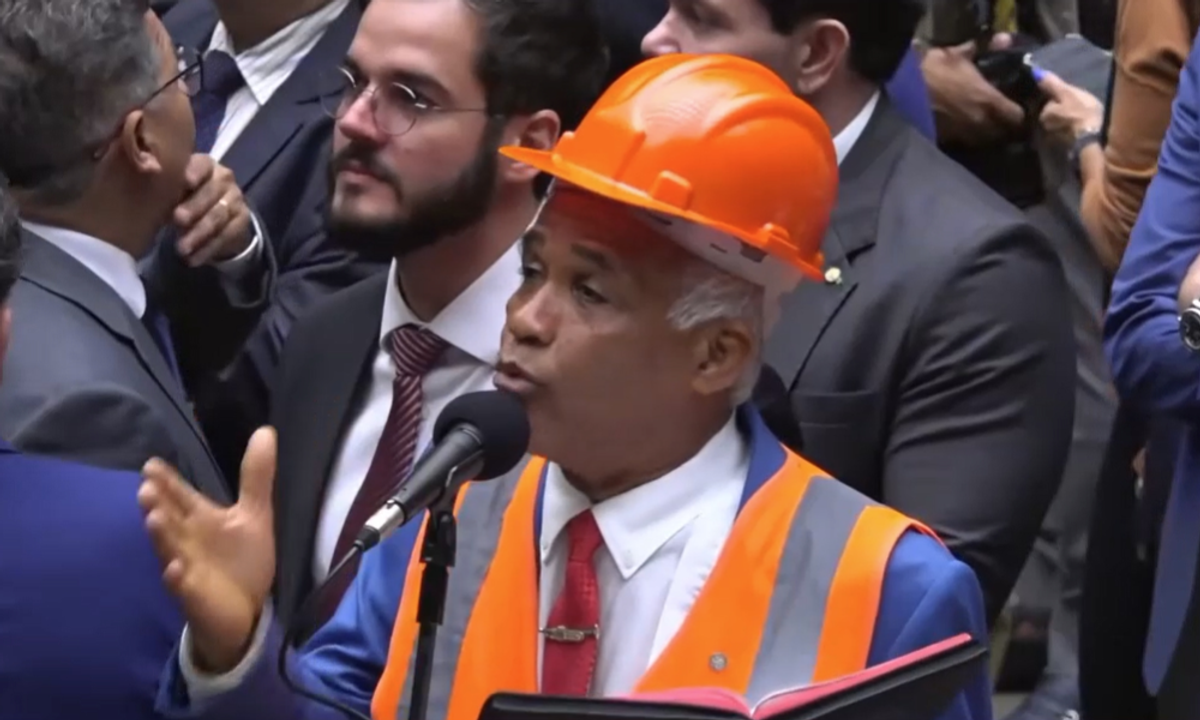 Deputado defende fim da escala 6×1 para 'trabalhador fazer sexo em paz'