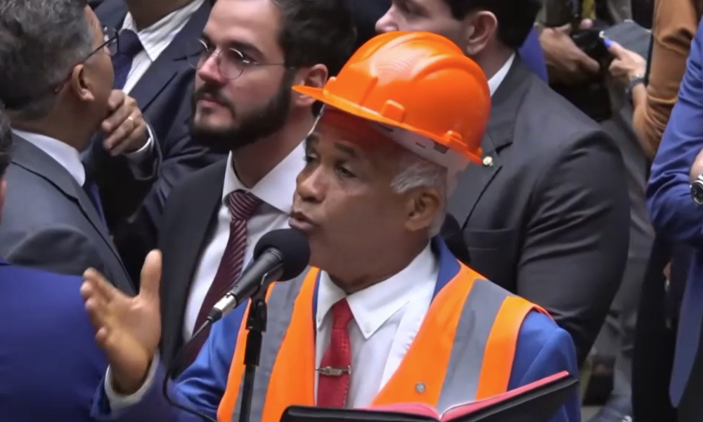 Deputado defende fim da escala 6×1 para 'trabalhador fazer sexo em paz'