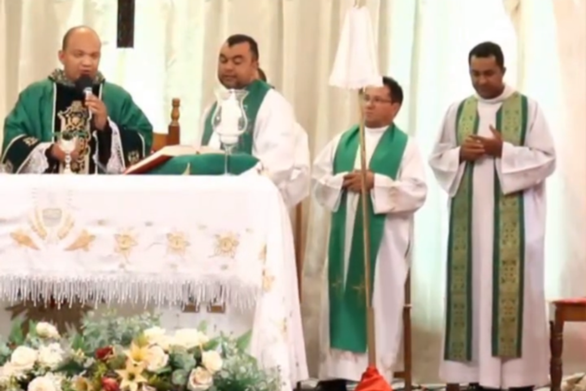 Desafinados e abençoados: Coral entra em outro tom e Padre cai na risada durante missa