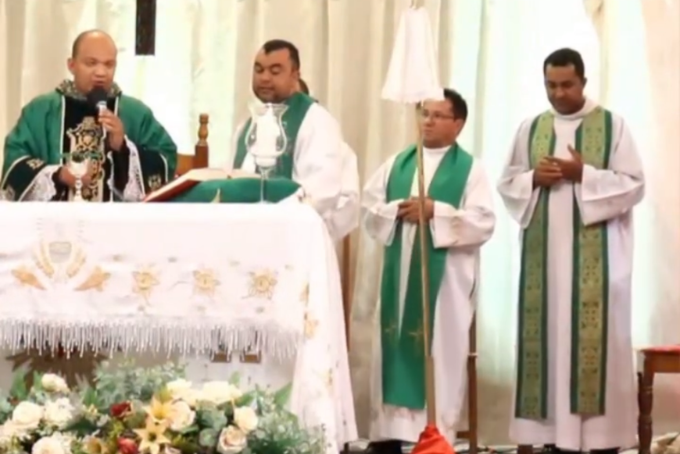 Desafinados e abençoados: Coral entra em outro tom e Padre cai na risada durante missa