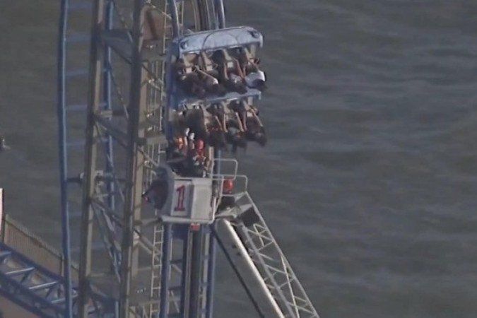 Estudantes são resgatados após passarem 4 horas presos em montanha-russa