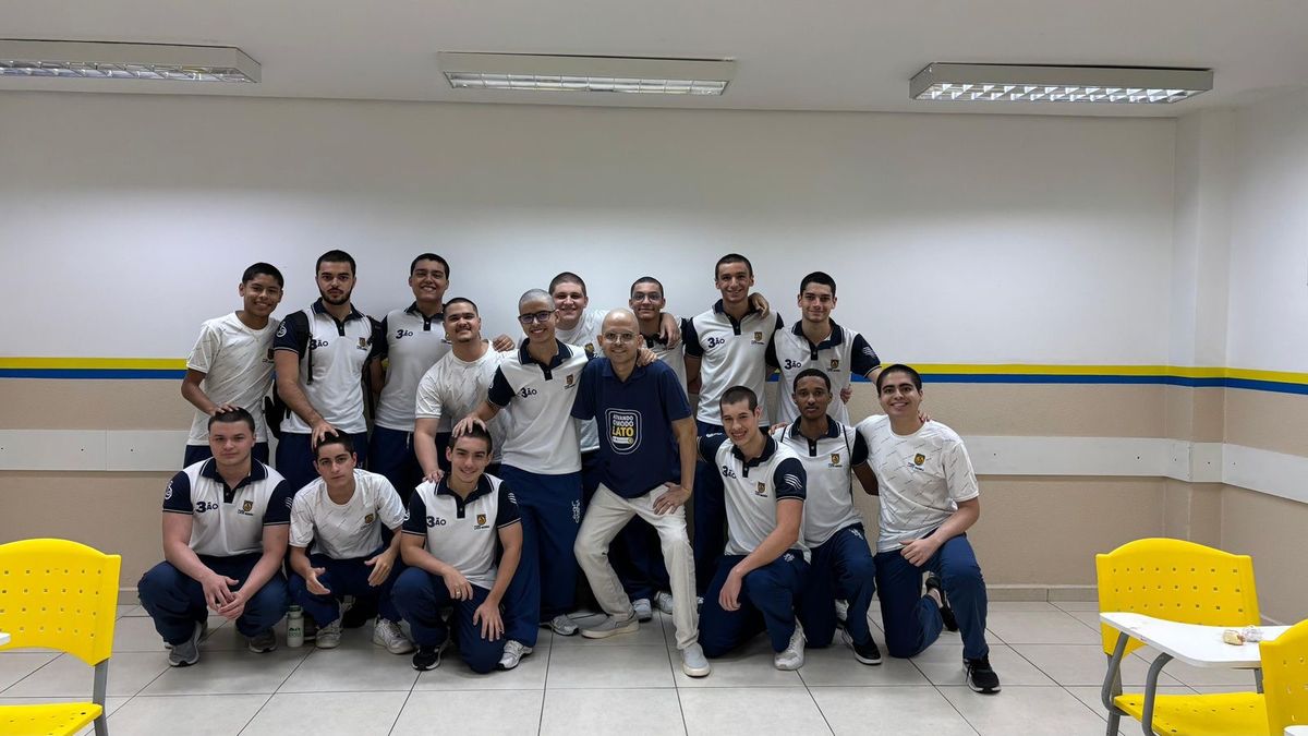 Alunos raspam cabeça em apoio a colega com câncer em Manaus