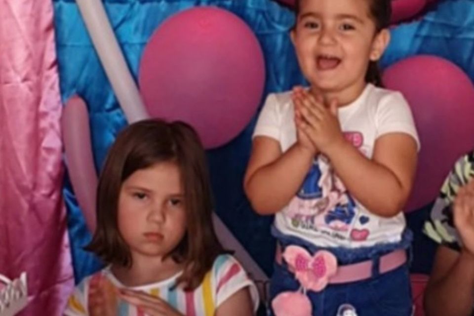 Briga de irmãs em aniversário vira chuva de memes na internet. Veja vídeo