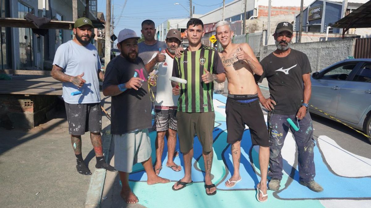Em clima de Copa do Mundo, moradores colorem ruas e calçadas de verde e amarelo em Paranaguá