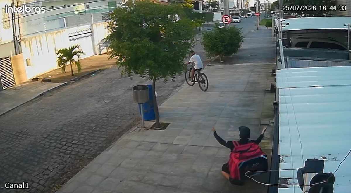 Entregador se ajoelha diante de assaltante para tentar salvar bicicleta durante roubo em João Pessoa