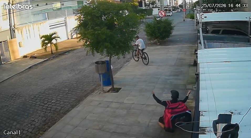 Entregador se ajoelha diante de assaltante para tentar salvar bicicleta durante roubo em João Pessoa