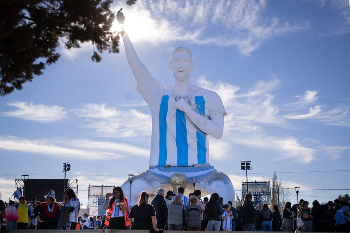 Messi de 26 metros na Patagônia argentina se torna a maior estátua do jogador no mundo