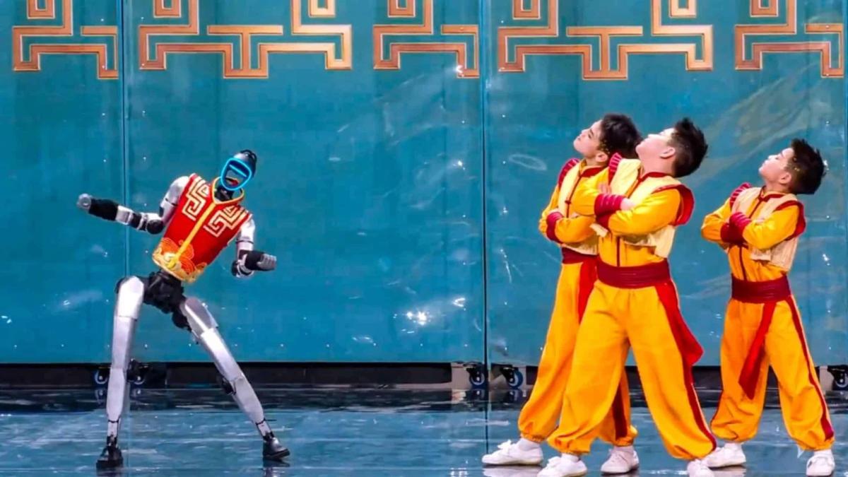 VÍDEO: Robôs humanoides roubam a cena em festival na China com artes marciais