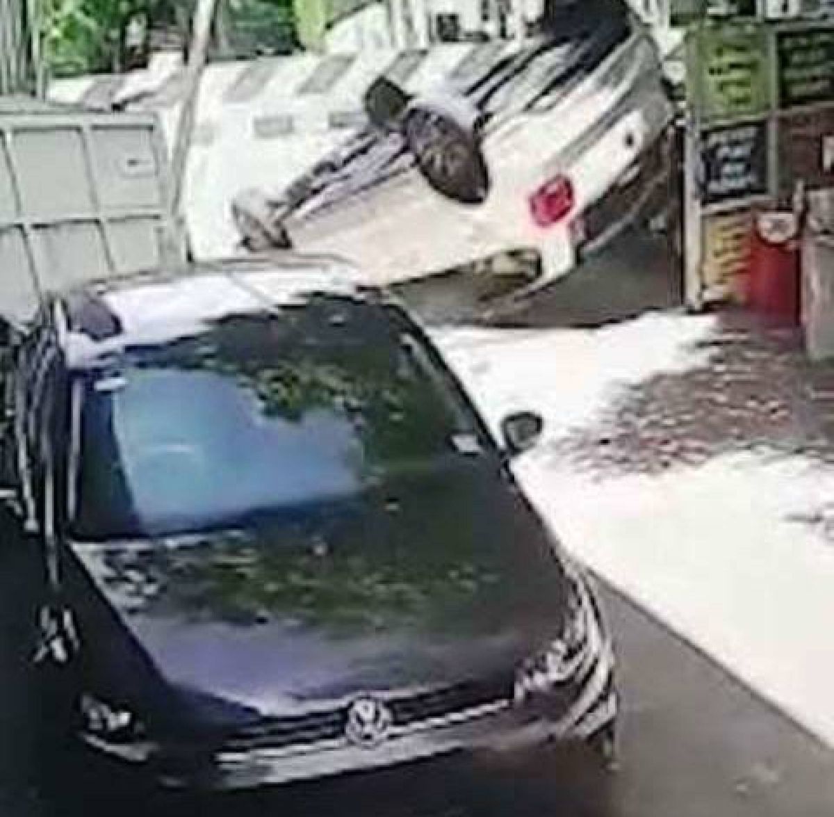 Motorista capota carro zero km ao deixar concessionária