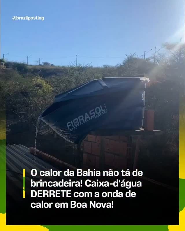 Caixa d'água plástica Fibrasol com estrutura deformada e cedida sobre telhado de zinco, em dia claro com solo seco e arbustos ao fundo.