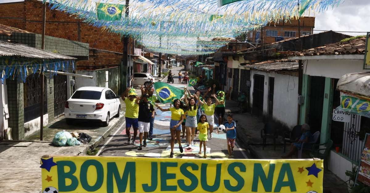 Ruas ganham as cores do Brasil e moradores resgatam tradição da Copa em Belém e Ananindeua