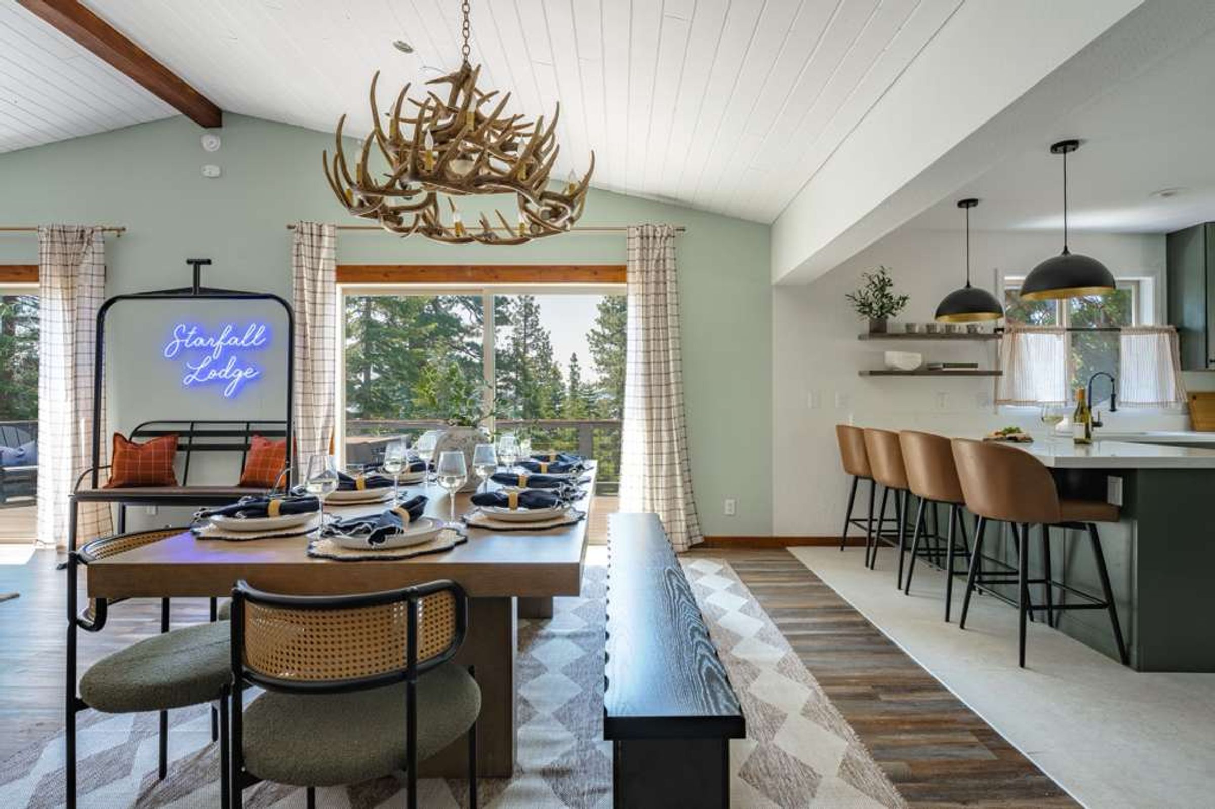 The great room and long dining table at Starfall Lodge
