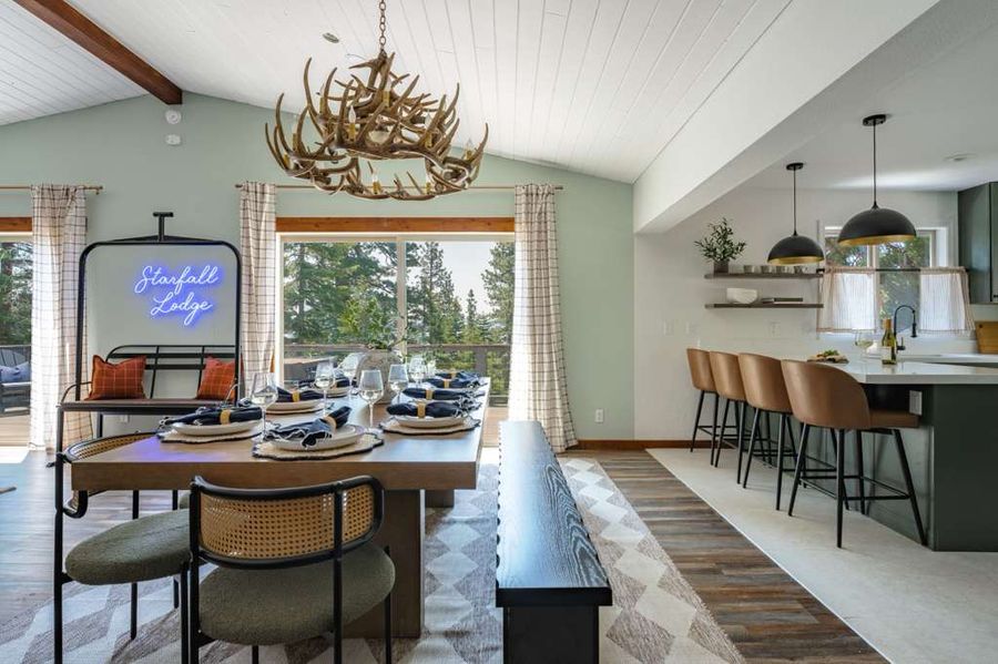 The great room and long dining table at Starfall Lodge