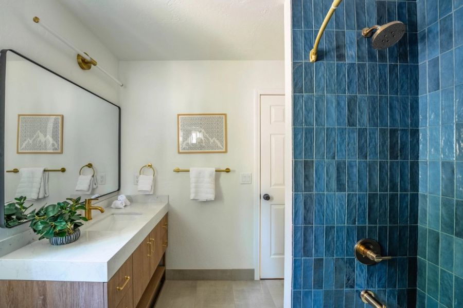 Middle-level bathroom with tiled shower