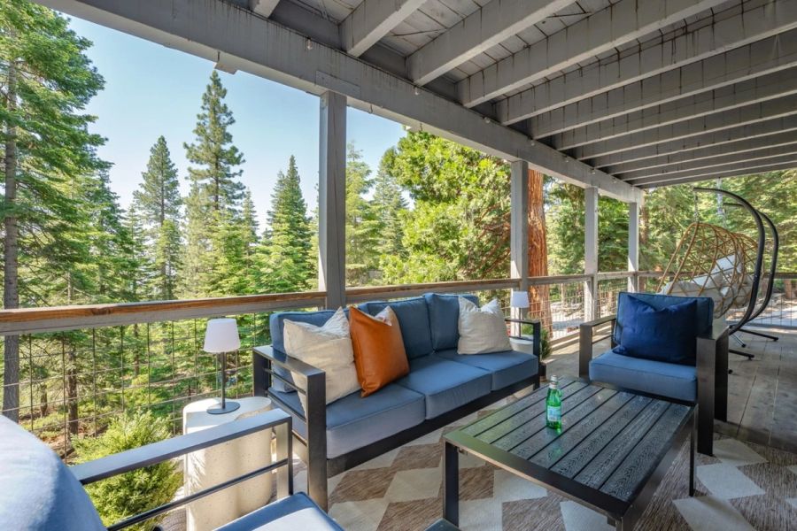 Middle deck lounge seating