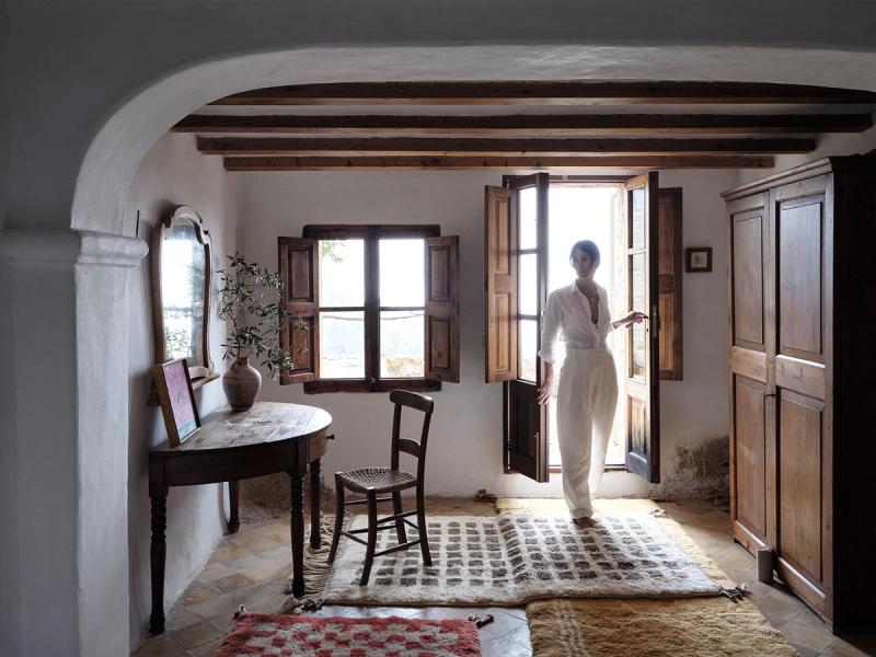 Imprint rug with woman. 