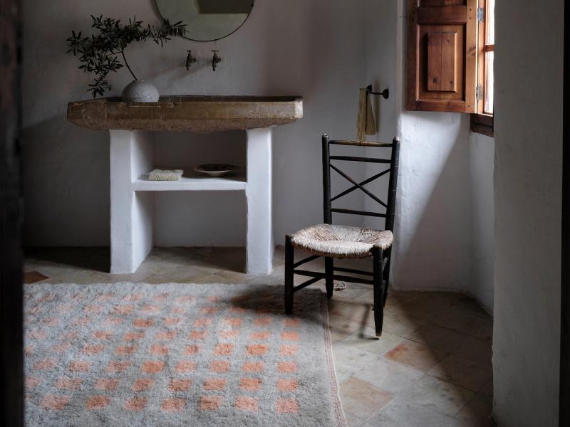 Imprint rug in bathroom. 