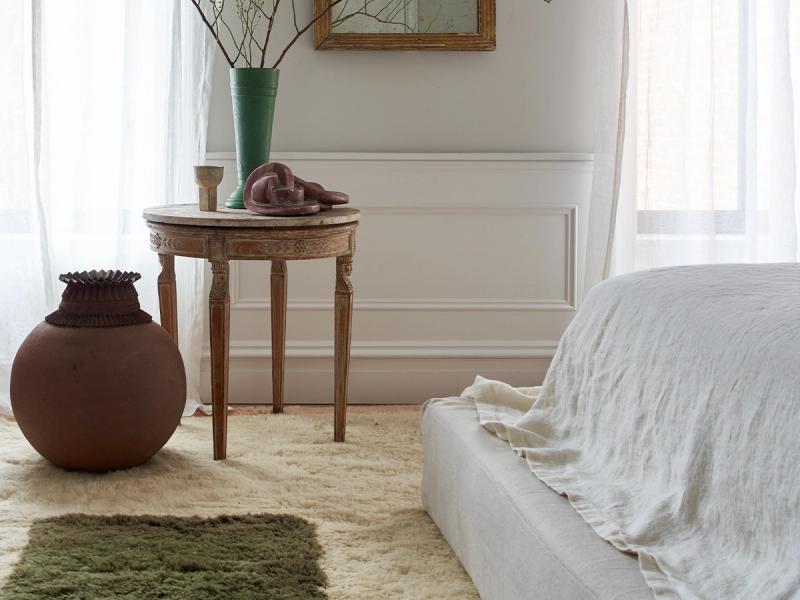 Imbalance rug in bedroom. 