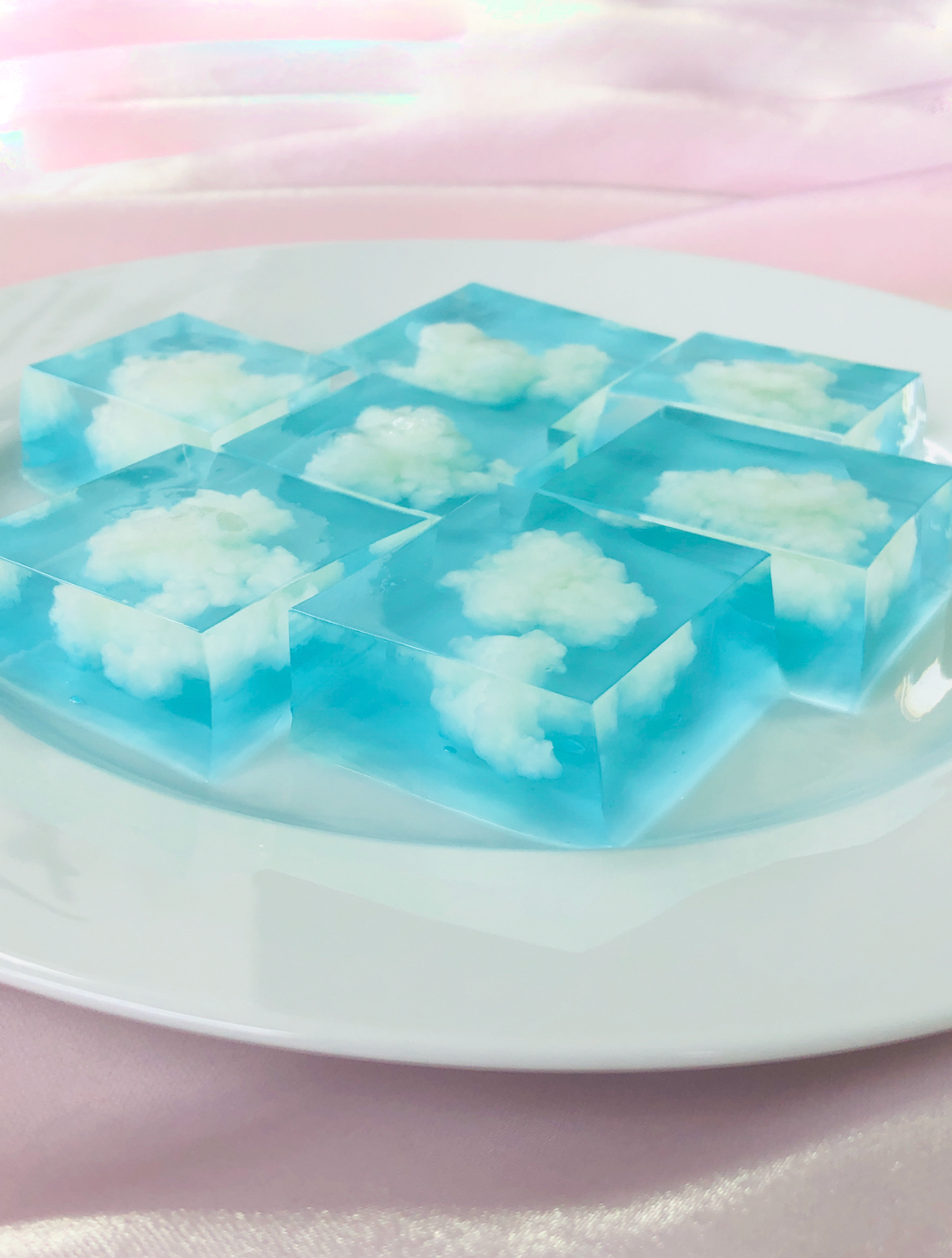Jello that looks like a sunny day with blue skies and fluffy white clouds