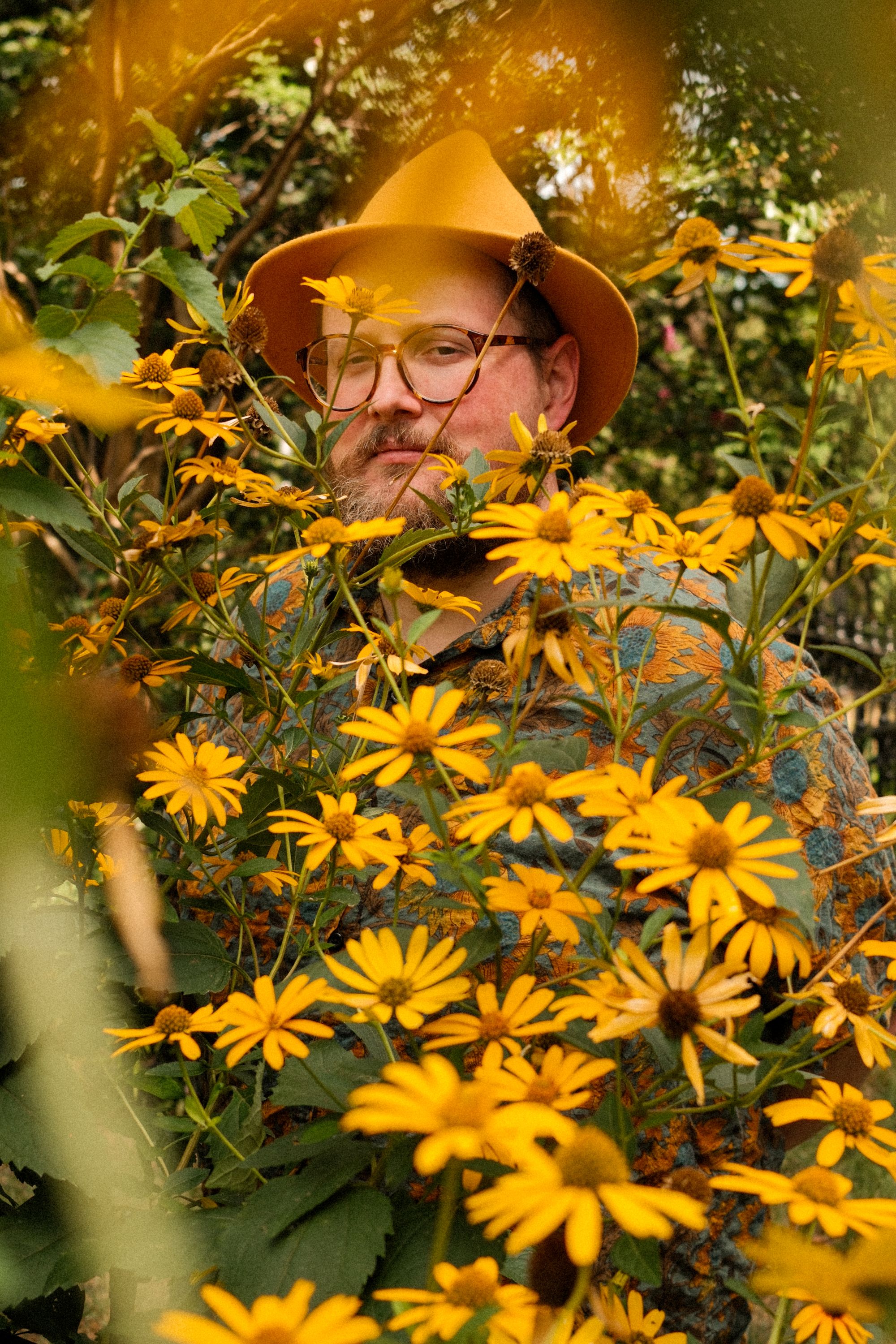 Dan Deacon behind some flowers