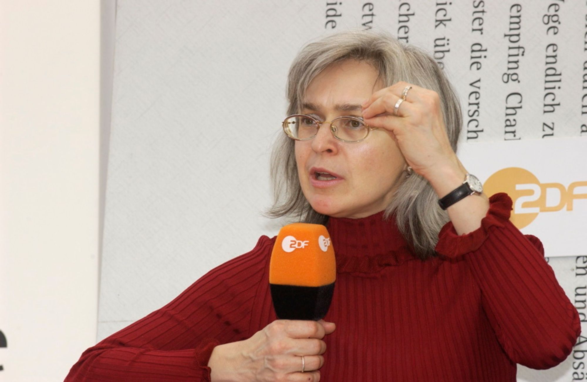 Anna Politkovskaya at the presentation of her book Putins Russia during the 2005 Leipzig Book Fair.