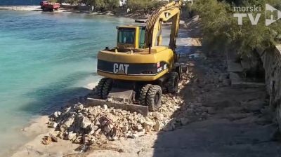 EKOCID NAD KUPALIŠTEM U NOVIGRADU Načelnik tvrdi da su snimke stare 10 godina, čitatelji ga poklopili videom od jučer!