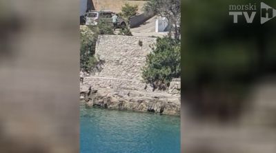 "Ovo je Bogu za plakat": Snimljen bezobrazluk na Hvaru, čovjek karijolom istresa šutu direktno u more!