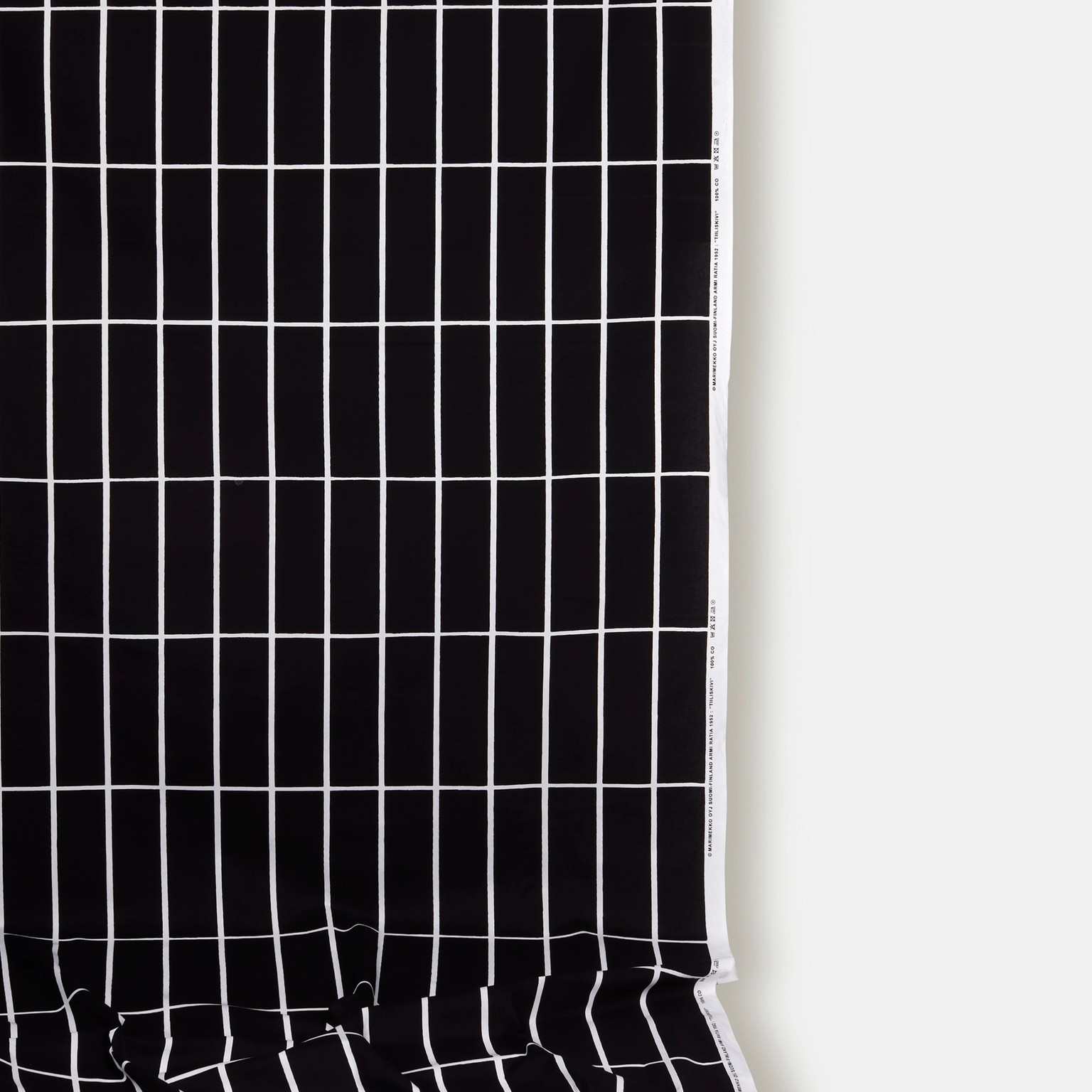 Fabric with black and white Tiiliskivi pattern.